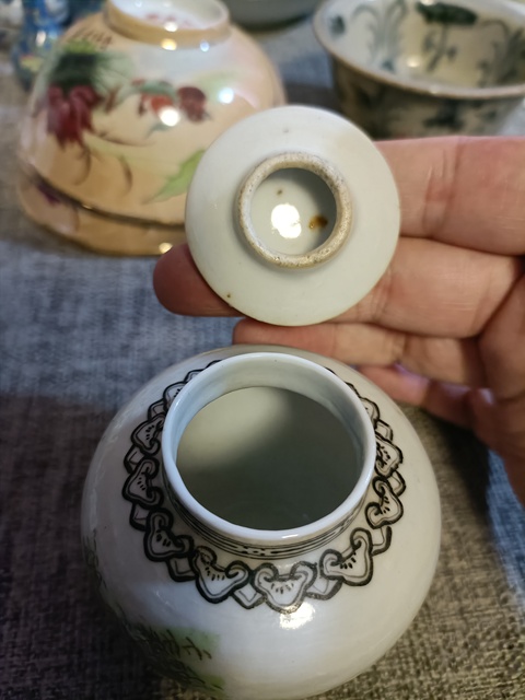 古玩陶瓷粉彩人物故事紋蓋罐真品鑒賞圖