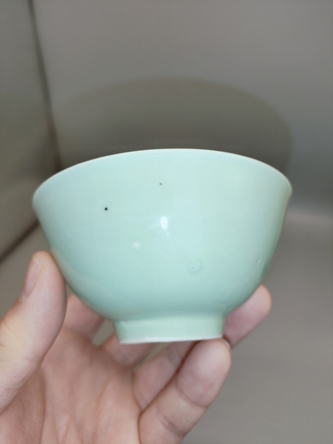 古玩陶瓷豆青釉茶碗真品鑒賞圖