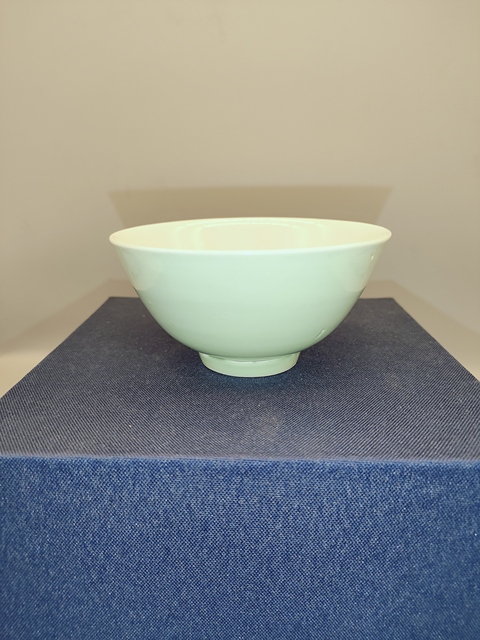 古玩陶瓷豆青釉茶碗真品鑒賞圖