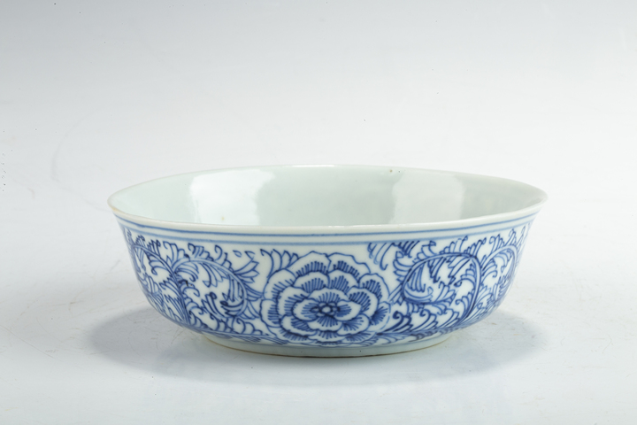 古玩陶瓷清晚·青花纏枝牡丹紋淺碗拍賣，當前價格2350元