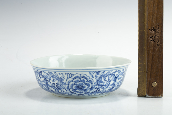 古玩陶瓷清晚·青花纏枝牡丹紋淺碗拍賣，當前價格2350元