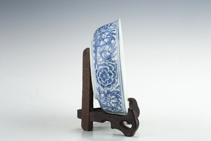 古玩陶瓷清晚·青花纏枝牡丹紋淺碗拍賣，當前價格2350元