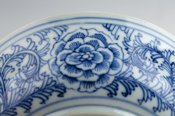 古玩陶瓷清晚·青花纏枝牡丹紋淺碗拍賣，當前價格2350元