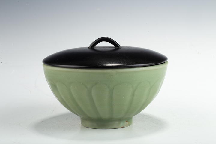 古玩陶瓷元末明初·龍泉青釉暗刻花卉紋碗拍賣，當前價格12000元