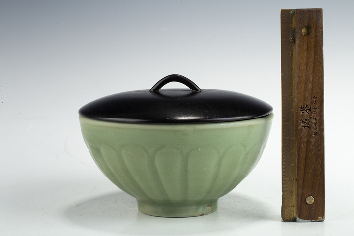 古玩陶瓷元末明初·龍泉青釉暗刻花卉紋碗拍賣，當前價格12000元