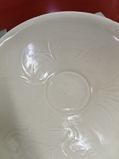 古玩陶瓷定窯白瓷刻鵝紋葵口碗真品鑒賞圖