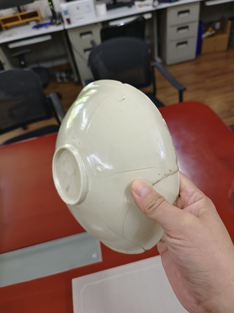 古玩陶瓷定窯白瓷刻鵝紋葵口碗真品鑒賞圖