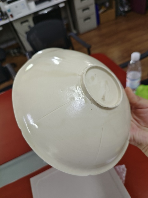 古玩陶瓷定窯白瓷刻鵝紋葵口碗真品鑒賞圖