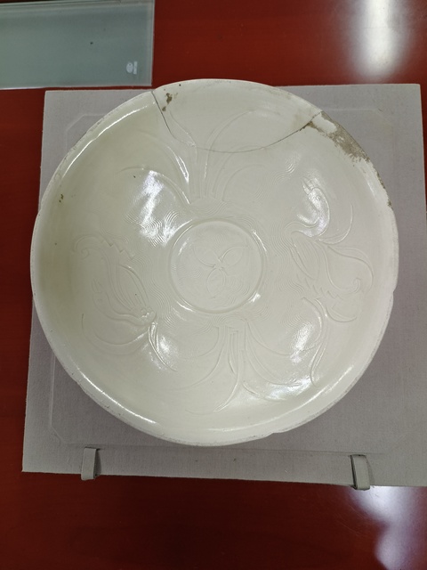 古玩陶瓷定窯白瓷刻鵝紋葵口碗真品鑒賞圖