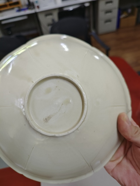 古玩陶瓷定窯白瓷刻鵝紋葵口碗真品鑒賞圖