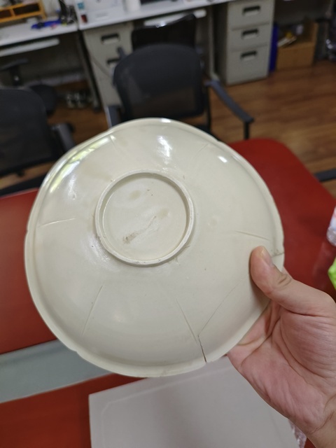 古玩陶瓷定窯白瓷刻鵝紋葵口碗真品鑒賞圖