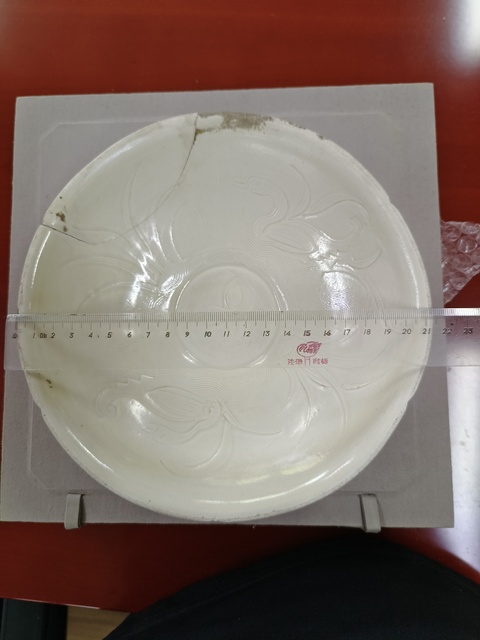 古玩陶瓷定窯白瓷刻鵝紋葵口碗真品鑒賞圖