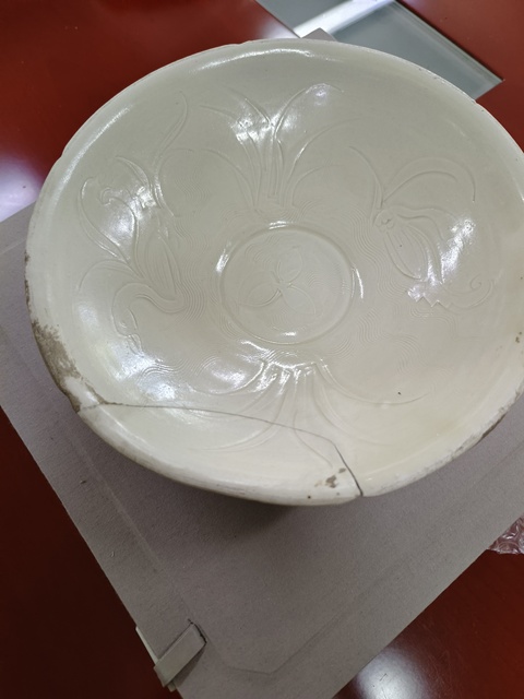 古玩陶瓷定窯白瓷刻鵝紋葵口碗真品鑒賞圖