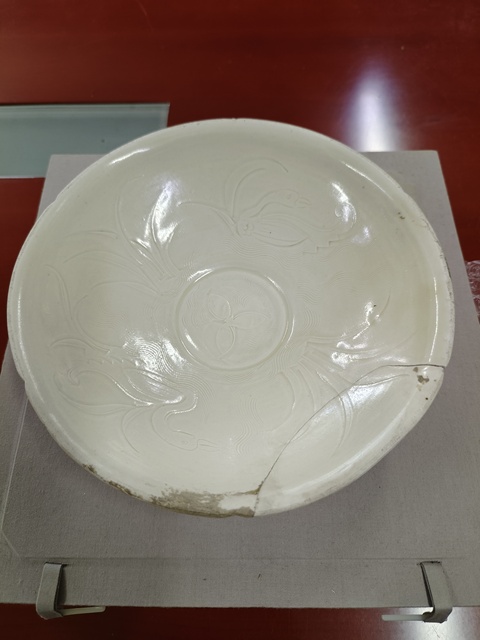 古玩陶瓷定窯白瓷刻鵝紋葵口碗真品鑒賞圖