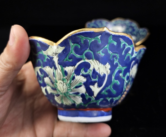 古玩陶瓷藍料地粉彩花口杯真品鑒賞圖