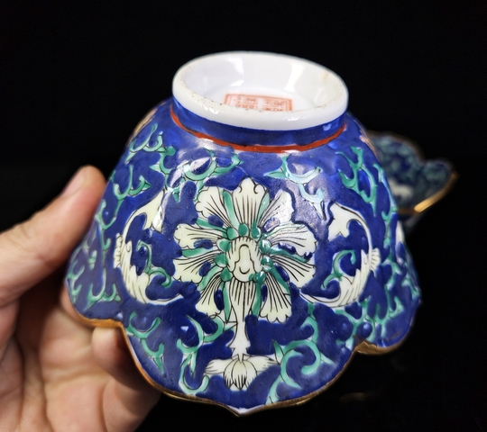 古玩陶瓷藍料地粉彩花口杯真品鑒賞圖