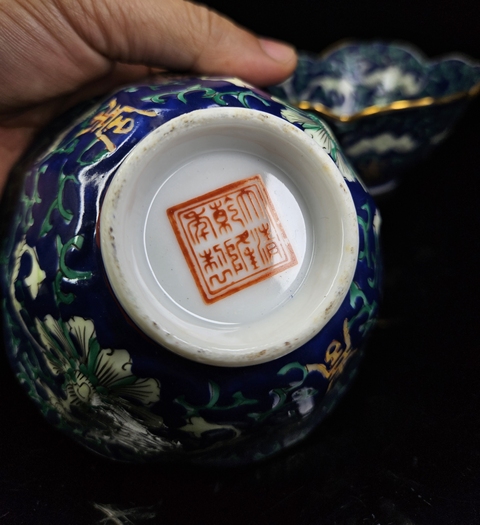 古玩陶瓷藍料地粉彩花口杯真品鑒賞圖