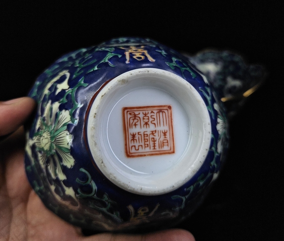 古玩陶瓷藍料地粉彩花口杯真品鑒賞圖