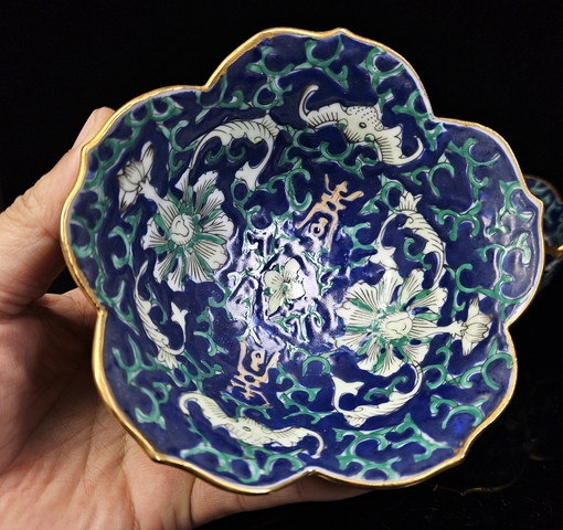 古玩陶瓷藍料地粉彩花口杯真品鑒賞圖