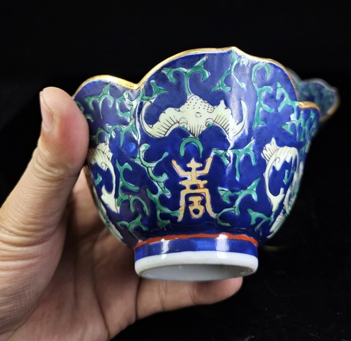 古玩陶瓷藍料地粉彩花口杯真品鑒賞圖