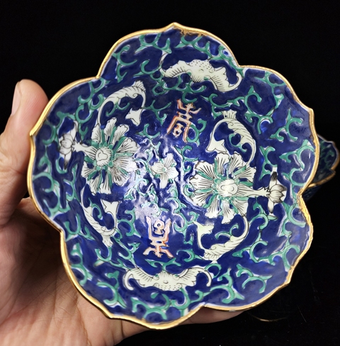 古玩陶瓷藍料地粉彩花口杯真品鑒賞圖