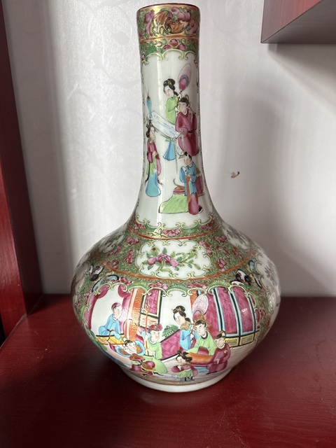 古玩陶瓷人物花鳥蝶紋廣彩荸薺瓶真品鑒賞圖