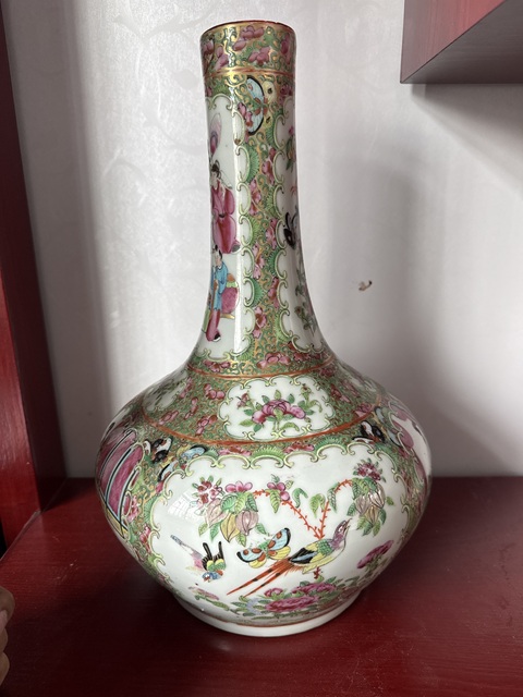 古玩陶瓷人物花鳥蝶紋廣彩荸薺瓶真品鑒賞圖