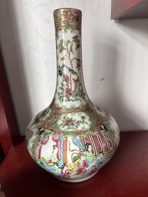 古玩陶瓷人物花鳥蝶紋廣彩荸薺瓶真品鑒賞圖