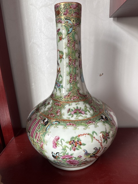 古玩陶瓷人物花鳥蝶紋廣彩荸薺瓶真品鑒賞圖