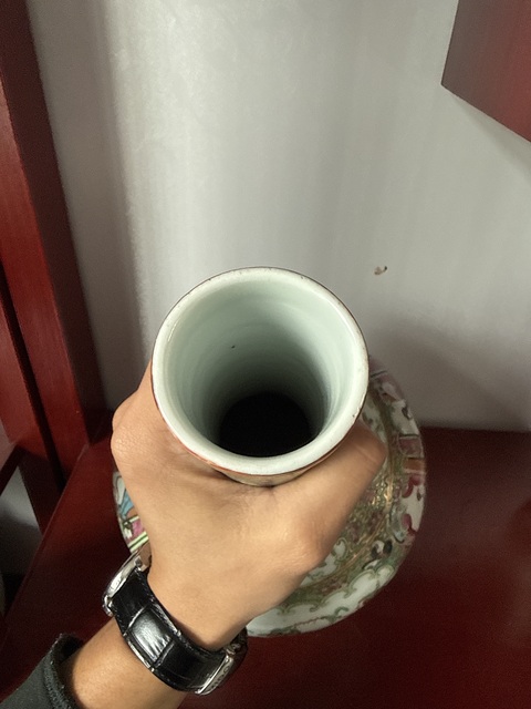 古玩陶瓷人物花鳥蝶紋廣彩荸薺瓶真品鑒賞圖