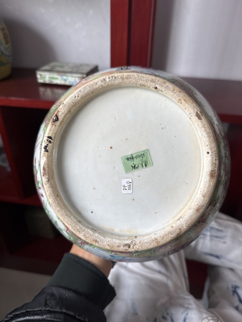 古玩陶瓷人物花鳥蝶紋廣彩荸薺瓶真品鑒賞圖