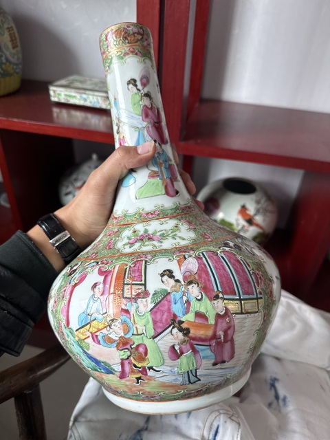 古玩陶瓷人物花鳥蝶紋廣彩荸薺瓶真品鑒賞圖