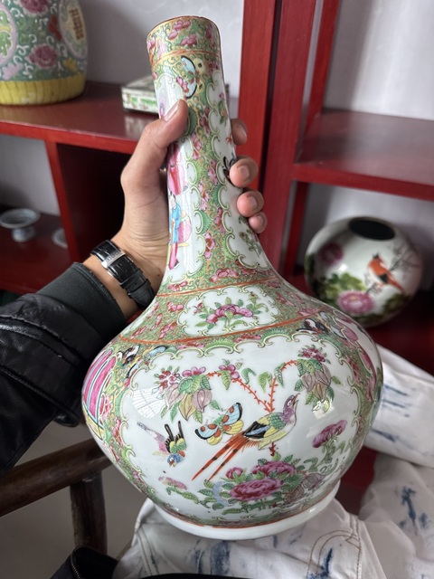 古玩陶瓷人物花鳥蝶紋廣彩荸薺瓶真品鑒賞圖