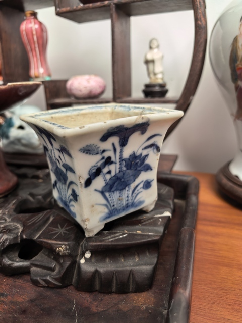 古玩陶瓷青花花卉紋四方菖蒲盆真品鑒賞圖