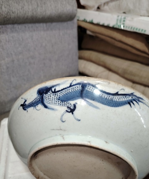 古玩陶瓷青花過墻龍紋臥盤真品鑒賞圖