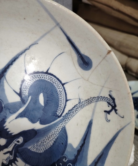 古玩陶瓷青花過墻龍紋臥盤真品鑒賞圖