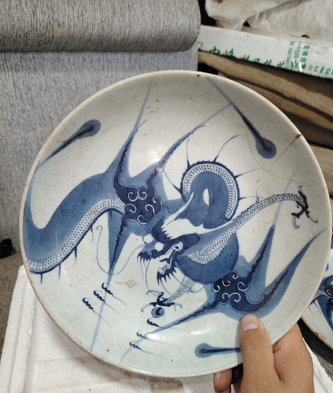 古玩陶瓷青花過墻龍紋臥盤真品鑒賞圖