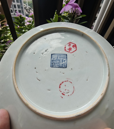 古玩陶瓷清中期 珊瑚紅釉粉彩開窗山水什錦紋盤真品鑒賞圖