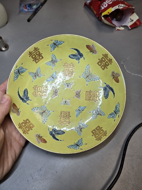 古玩陶瓷清同治黃地粉彩彩蝶喜字紋盤真品鑒賞圖