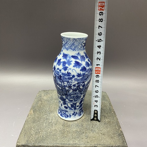 古玩陶瓷清晚期·花間龍紋·青花琵琶尊拍賣(mài),當(dāng)前價(jià)格2160元