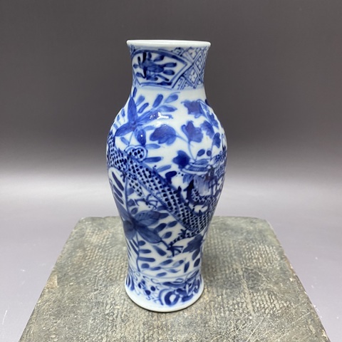 古玩陶瓷清晚期·花間龍紋·青花琵琶尊拍賣(mài),當(dāng)前價(jià)格2160元