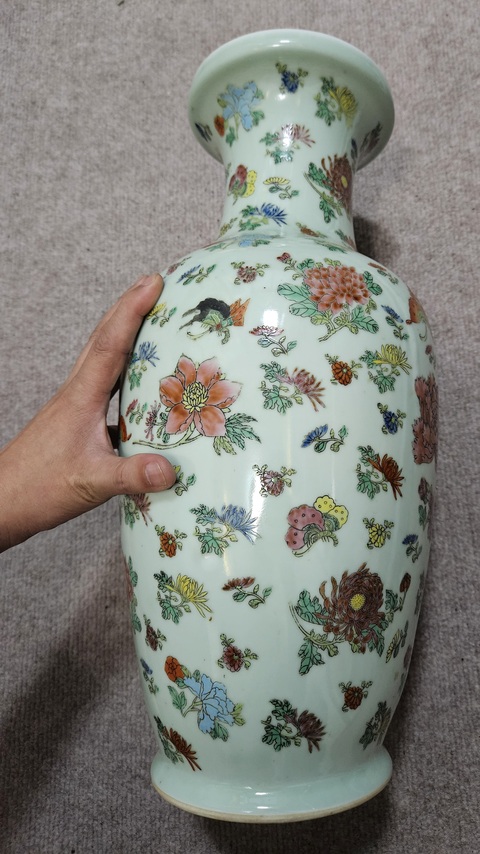 古玩陶瓷豆青釉粉彩花卉紋盤口瓶真品鑒賞圖