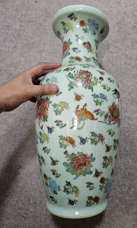 古玩陶瓷豆青釉粉彩花卉紋盤口瓶真品鑒賞圖