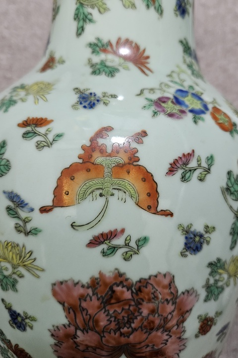 古玩陶瓷豆青釉粉彩花卉紋盤口瓶真品鑒賞圖