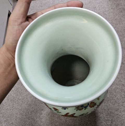 古玩陶瓷豆青釉粉彩花卉紋盤口瓶真品鑒賞圖