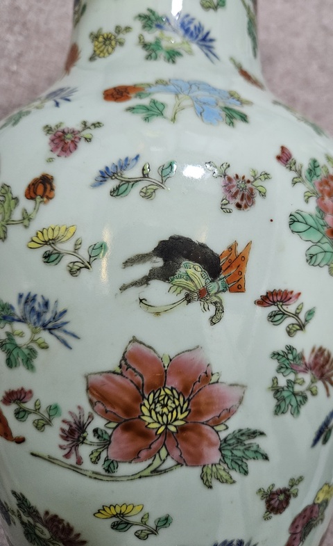 古玩陶瓷豆青釉粉彩花卉紋盤口瓶真品鑒賞圖