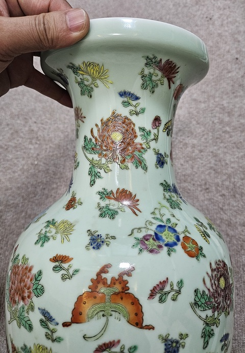 古玩陶瓷豆青釉粉彩花卉紋盤口瓶真品鑒賞圖