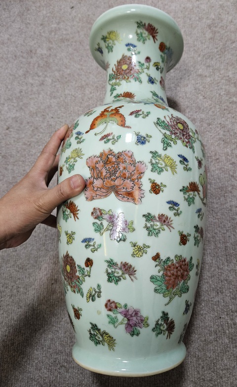 古玩陶瓷豆青釉粉彩花卉紋盤口瓶真品鑒賞圖