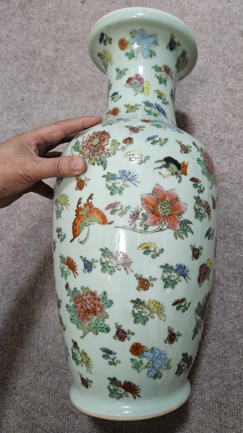 古玩陶瓷豆青釉粉彩花卉紋盤口瓶真品鑒賞圖