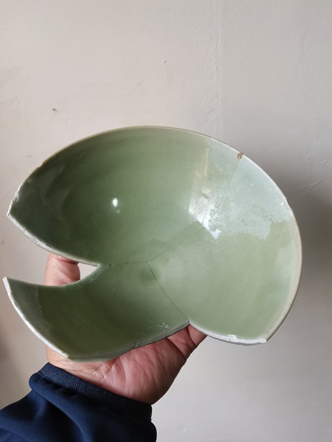 古玩陶瓷龍泉青瓷刻仰蓮紋碗真品鑒賞圖